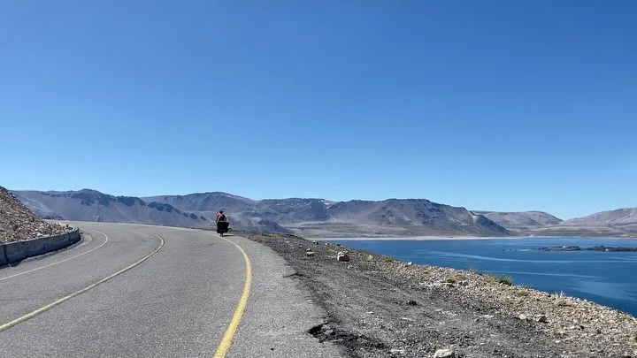 Am Tag des Abschieds vom Pazifik wurden wir auf der Straße ins Inland von der Gastfreundschaft der dort lebenden Menschen überrascht. In den folgenden Tagen ging es dann immer mehr bergauf, bis wir den Paso Pehuenche auf knapp über 2500 Metern erreichten. Die beeindruckende Berglandschaft, ein wunderschöner See und der Blick auf die Vulkane ließ uns die Anstrengung schnell vergessen, sodass wir oben sogar noch eine Wanderung machten. Anschließend ging es bergab nach Argentinien, wo uns allerdings leider mal wieder der Gegenwind einen Strich durch die Rechnung machte. In Malargüe verbrachten wir dann zwei Ruhetage, besuchten das Observatorium für kosmische Strahlung, sowie das nationale Ziegenfest.
Auf unserer Webseite gibt es wie immer einen ausführlichen Bericht zu diesem Abschnitt: https://www.zuzweitweg.de/suedamerika-23-24/paso-pehuenche/2024/03/29/