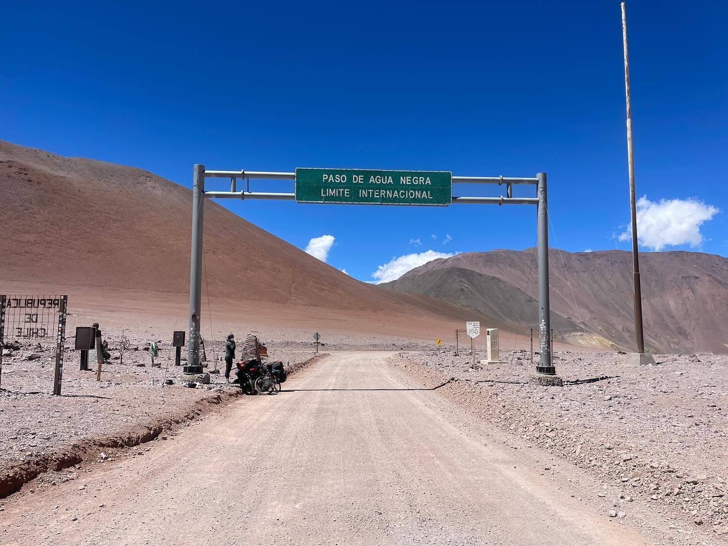 Das erste Mal auf unserer Reise ging es wirklich richtig in die Höhe. Eine unvergessliche Erfahrung mit Höhen und Tiefen, eine atemberaubende Landschaft und eine Erinnerung, die wir niemals vergessen werden. Wie wir die Hitze in der Wüste überstanden haben und uns dann mit den Fahrrädern auf über 4750 Meter geschleppt haben, erfahrt ihr in unserem neuem Beitrag: https://www.zuzweitweg.de/suedamerika-23-24/paso-agua-negra/2024/05/08/