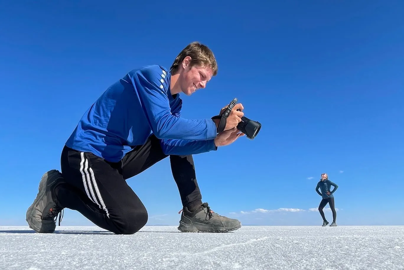 In Uyuni stand für uns dann eine dreitägige Jeeptour an, die wir von Charlottes Eltern zum Geburtstag geschenkt bekommen hatten und die gleichzeitig ein Highlight war, auf das wir uns schon sehr lange freuten. Den ersten Tag verbrachten wir dabei zum größten Teil auf dem Salar de Uyuni. Für uns war es ein etwas ungewohntes Gefühl von einer Gruppe abhängig zu sein. An eine zeitliche Vorgabe pro Sehenswürdigkeit mussten wir uns erst gewöhnen. Schon beim Sonneuntergang auf dem Salar war der Zeitdruck jedoch verschwunden und wir konnten einen der schönsten Sonnenuntergänge der Reise vollkommen genießen. Nach einer Nacht in einem Salzhotel ging es am nächsten Tag in die Höhe. Vorbei am Vulkan Ollagüe fuhren wir dann zur Laguna Colorada und danach noch zu den Geysiren des Sol de la Mañana. Auf 5000 Metern war es kurz vor Sonnenuntergang schon echt ziemlich kalt. Doch die Aktivität des Vulkans in Form von Rauch und blubbernder Flüssigkeiten zu sehen, war schon sehr besonders. Außerdem konnten wir uns dann am Abend in den heißen Quellen unter einem atemberaubenden Sternenhimmel wieder aufwärmen. Der nächste Morgen startete dann mit der Fahrt zur Laguna Verde (nicht zu verwechseln mit der am San Francisco Pass). Anschließend fuhren wir dann mit einigen Zwischenstopps zurück nach Uyuni. Insgesamt auf jeden Fall eine wirklich schöne Tour mit unvergesslichen Erlebnissen, die wir nicht missen wollen würden.
PS: Wir sind zwar nun schon seit über einem Monat wieder zu Hause, sind jedoch noch nicht dazu gekommen die fehlenden Instagram-Beiträge zu schreiben. In den nächsten Wochen wird dies dann aber hoffentlich in regelmäßigen Abständen nachgeholt.
