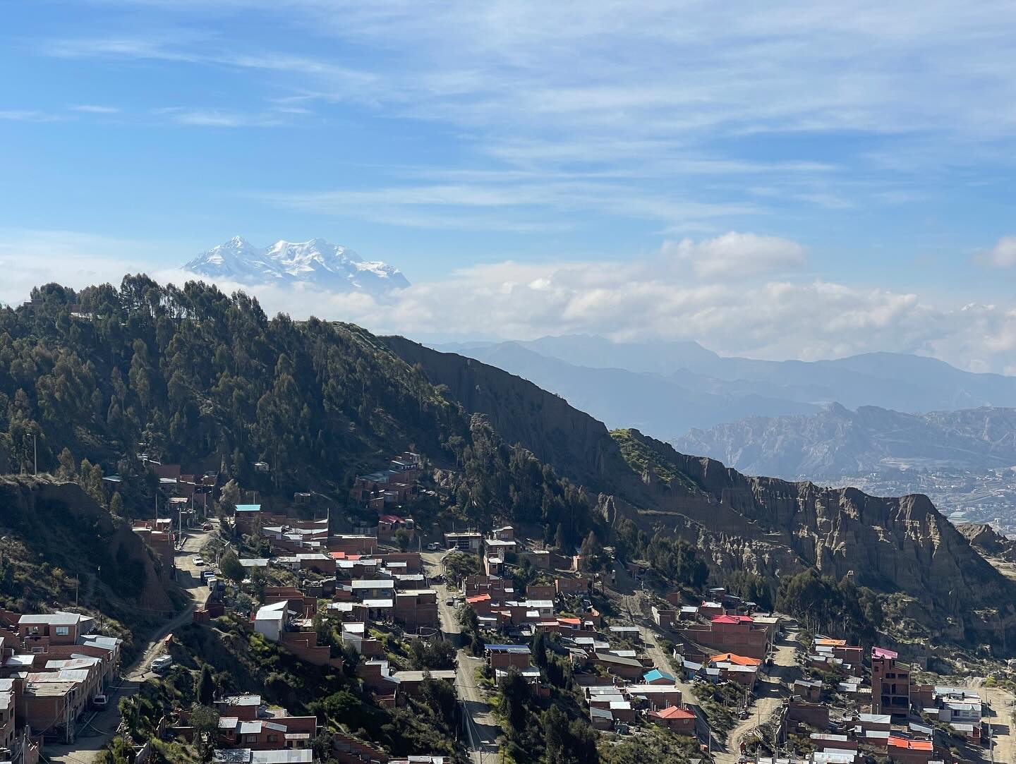 Nach der Nacht am Rande des Salzsees ging es dann weiter Richtung La Paz. Erstaunt beobachteten wir, wie die eine Seite des Salzsees, die Touristenattraktion von Bolivien war und keine 100 km entfernt die Meschen wieder unter einfachsten Bedigungen lebten. Wir freuten uns, denn wir hatten die letzten Tage genug Touristen gesehen. So genossen wir die Ruhe und die Möglichkeit das erste Mal wirklich in die Kultur Boliviens einzutauchen. Wir unterhielten uns mit Einheimischen, aßen wie das ganzen Dorf am Essensstand Mittag und lernten viel über das Leben der Meschen dort. Wir sahen die Armut, von der alle immer sprechen und durften erfahren, dass es im Grunde eine Sache der Perspektive ist. Die Frauen waren oft glücklich mit ihrem Leben und mit dem was sie haben. Sie kannten es nicht anderes und lebten das Leben, das alle dort leben. Sie haben auf ihren Feldern gearbeitet, hatten also genug zu essen, ein Dach über dem Kopf und eine glückliche Familie. Die sieben Tage bis La Paz genossen wir also nochmal sehr und waren sehr inspriert von der Sichtweise aufs Leben der Meschen dort. Doch wir freuten uns auch auf die Pause in La Paz und all die Sachen die wir in dieser wunderschönen Stadt geplant hatten. Mehr dazu dann aber im nächsten Beitrag.