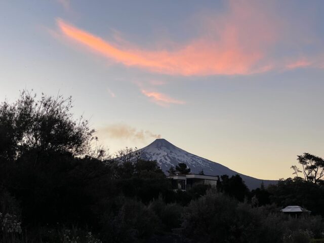 Ende Januar ging es dann für uns wieder von Argentinien über den Paso Mamuil Malal nach Chile. An Yannik’s Geburtstag überquerten wir die Grenze am Fuße des Vulkans Lanin und genossen am folgenden Tag einen Ruhetag mit Blick auf den glühenden Villarrica. Von dort aus ging es dann weiter an die chilenische Pazifikküste, wo uns eine Schotterstraße mit Vogelspinnen, Schlangen, Skorpionen, aber auch wunderschönen Sonnenuntergängen begrüßte.

Den ausführlichen Bericht gibt es wie immer auf unserer Webseite: https://www.zuzweitweg.de/suedamerika-23-24/villarrica-und-chilenische-pazifikkueste/2024/03/28/