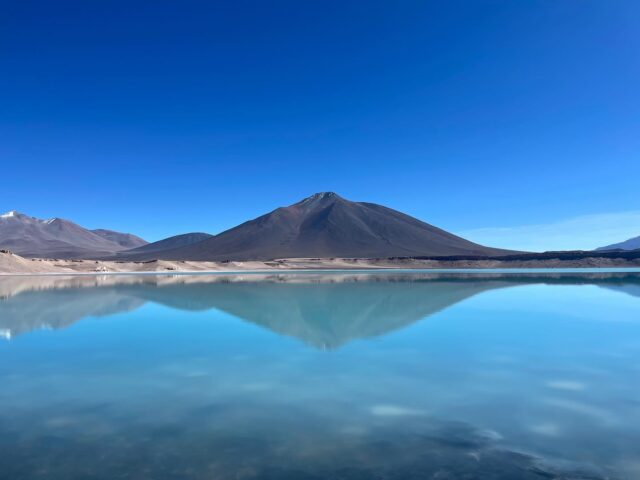 Nach einem Abstecher an den Pazifik, wo wir Charlottes Geburtstag verbracht haben, ging es direkt weiter zum nächsten Andenpass. Durch die Atacama-Wüste kämpften wir uns nicht nur bergauf. Denn ohne Zivilisation hatten wir auch mit Wassermangel zu kämpfen. 
Wie wir es trotzdem mit der Hilfe von netten Menschen geschafft haben, erneut auf 4700 Meter zu kommen und wie fazinierend die Laguna Verde für uns war, haben wir in unserem neuem Beitrag ausführlich beschrieben: https://www.zuzweitweg.de/suedamerika-23-24/laguna-verde-und-paso-san-francisco/2024/05/08/