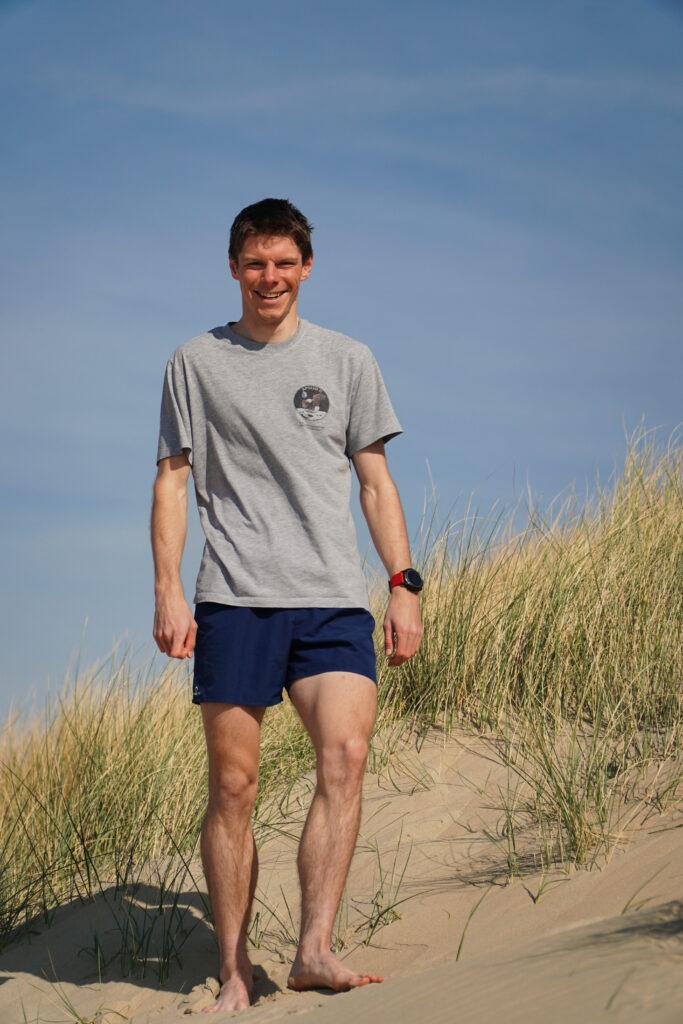 Yannik am Strand in Belgien bei der Probetour im Frühling 2023