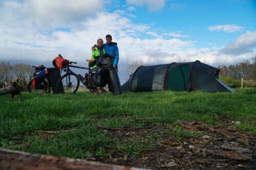 Charlotte und Yannik mit Fahrrädern und Zelt am letzten Abend der Probetour Belgien 2023